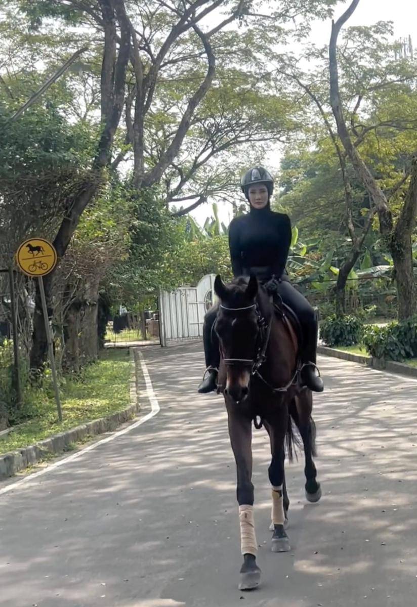potret Mulan Jameela latihan berkuda (instagram.com/mulanjameela1)