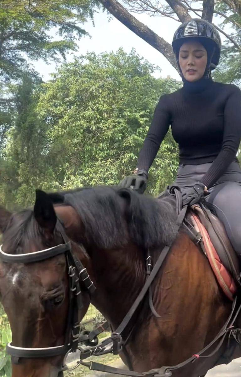 potret Mulan Jameela latihan berkuda (instagram.com/mulanjameela1)