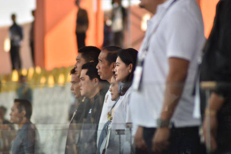Presiden Joko Widodo dan Iriana menyaksikan pertandingan pembuka Piala Presiden 2024 di Stadion Si Jalak Harupat, Kabupaten Bandung, Jumat (19/7/2024). IDN Times/Debbie Sutrisno