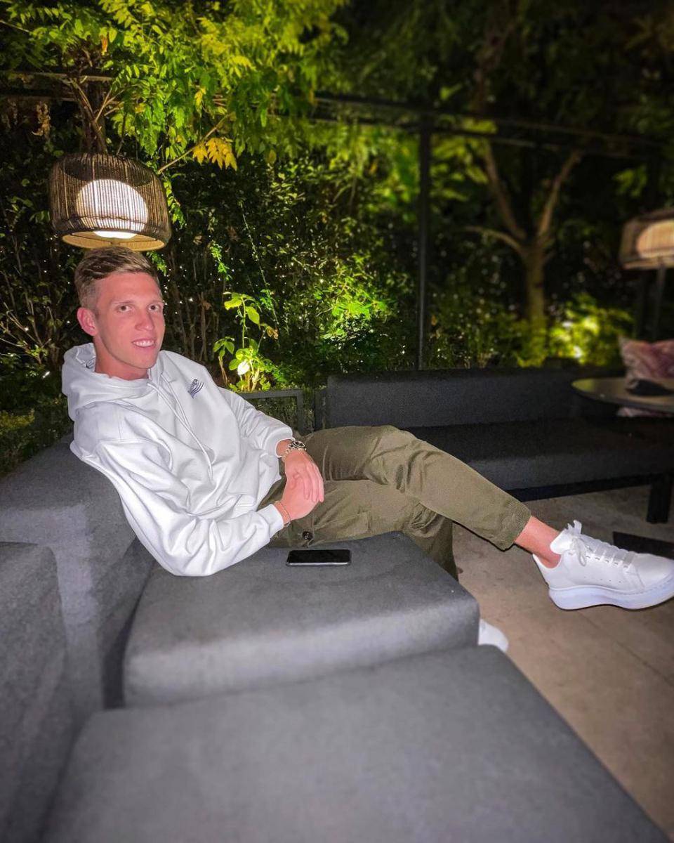 ide outfit kasual ala Dani Olmo (instagram.com/daniolmo)