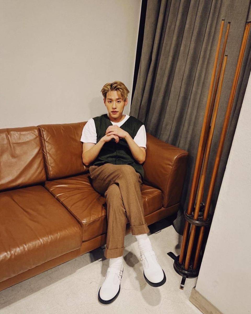 long pants cokelat ala Billkin Putthipong (instagram.com/bbillkin)