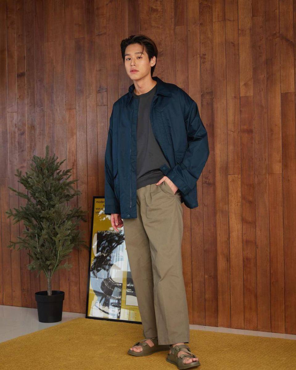 long pants cokelat ala Billkin Putthipong (instagram.com/bbillkin)