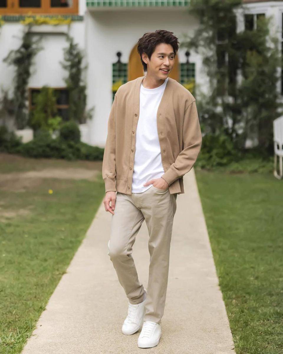 long pants cokelat ala Billkin Putthipong (instagram.com/bbillkin)