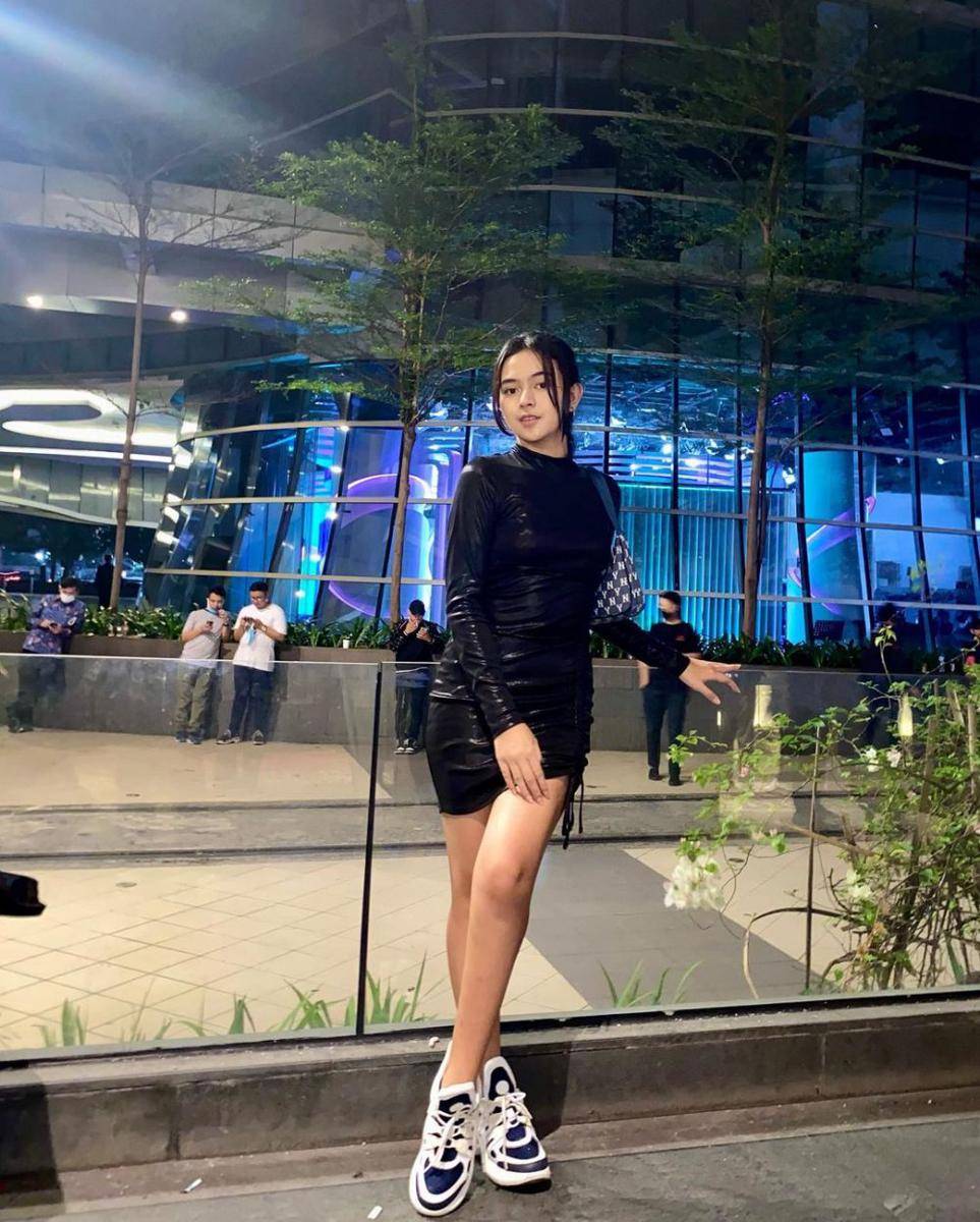 outfit Dinda Mahira (instagram.com/dindaaaaa.17)
