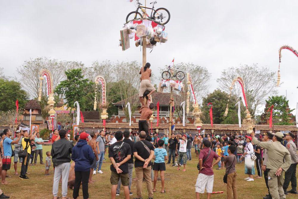 Sejarah Lomba Panjat Pinang, Penuh Filosofi dan Kontroversi!