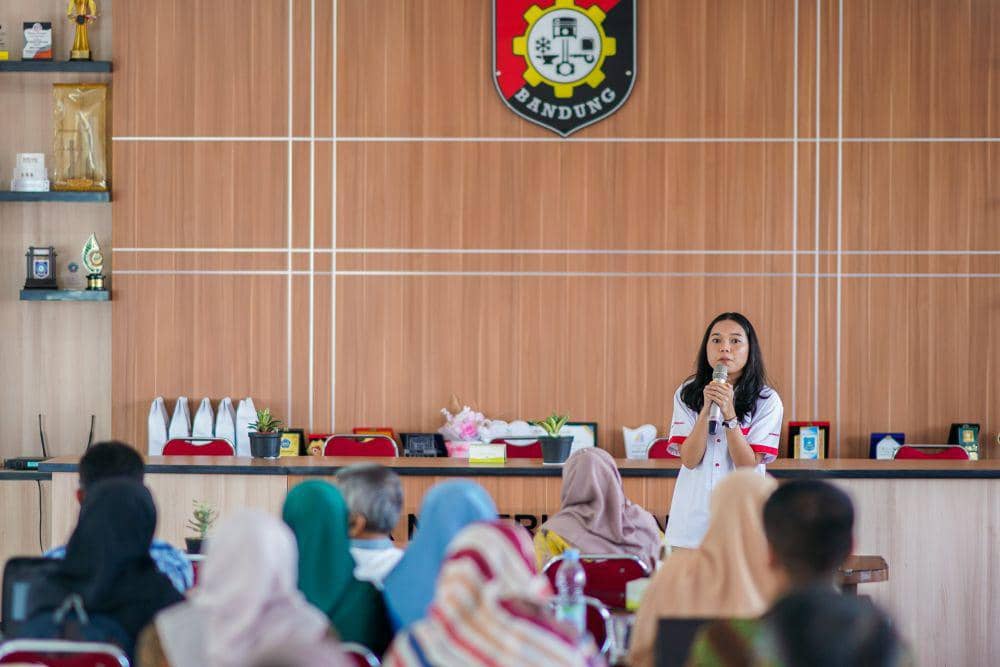 Materi pelatihan disampaikan langsung oleh karyawan Corporate Communications & CSR serta Corporate Learning Development  WINGS Group kepada puluhan guru SMKN 8 Bandung (Dok. WINGS)