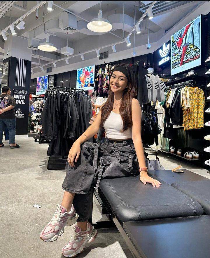 outfit Dinda Mahira (instagram.com/dindaaaaa.17)