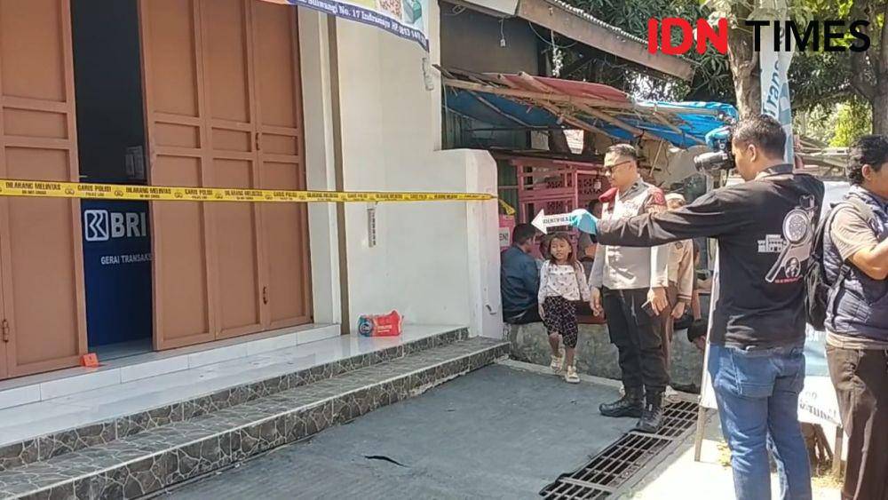 Inin Nastain IDN Times/ Polisi memasang garis polisi