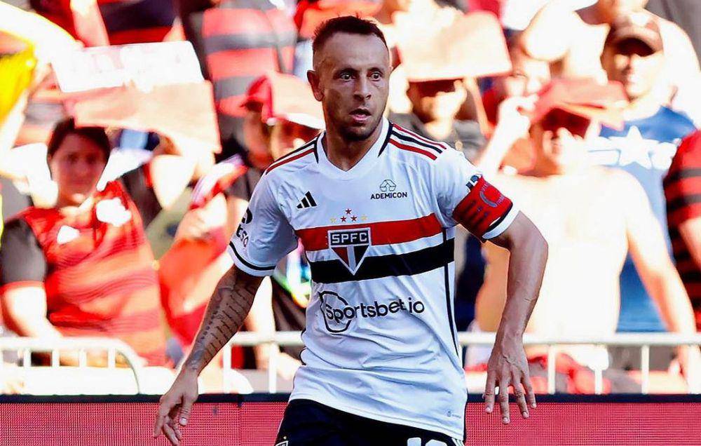 Rafinha (instagram.com/saopaulofc | instagram.com/r_13official)
