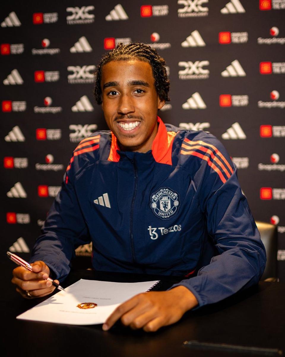 MU Resmi Perkenalkan Leny Yoro Sebagai Pemain Anyar