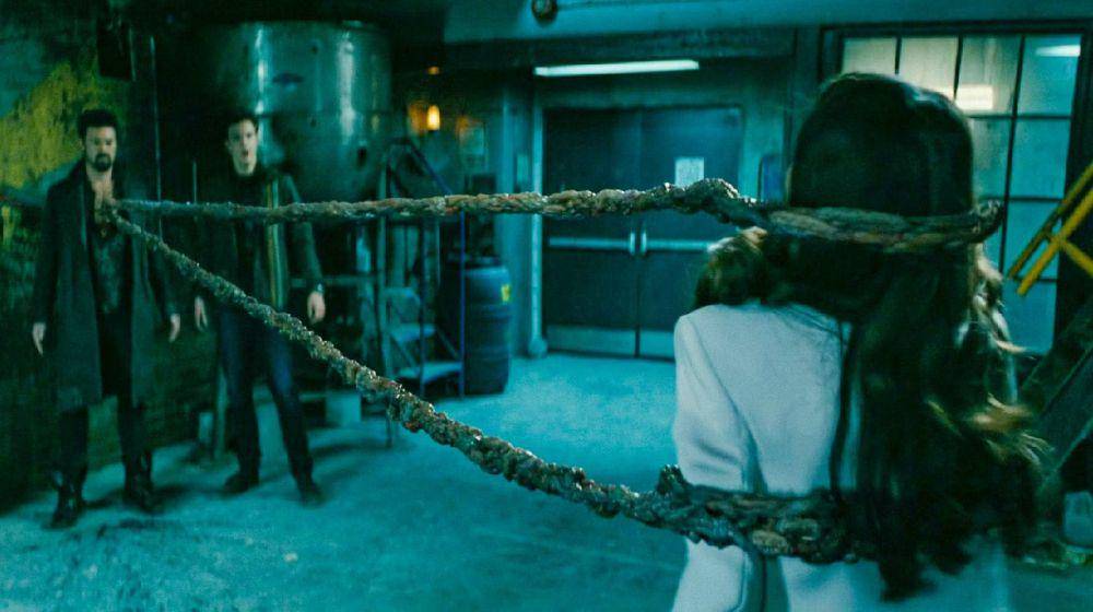 Butcher menyerang Neuman menggunakan kekuatan barunya. (dok. Sony Pictures Television/The Boys)