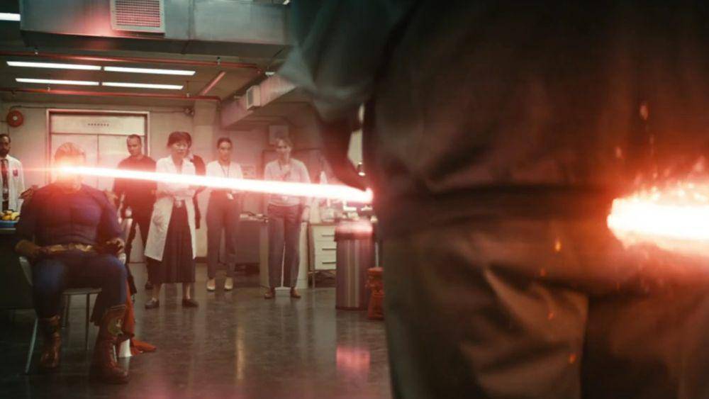 Homelander menyiksa pegawai laboratorium tempatnya tinggal dulu. (dok. Sony Pictures Television/The Boys)