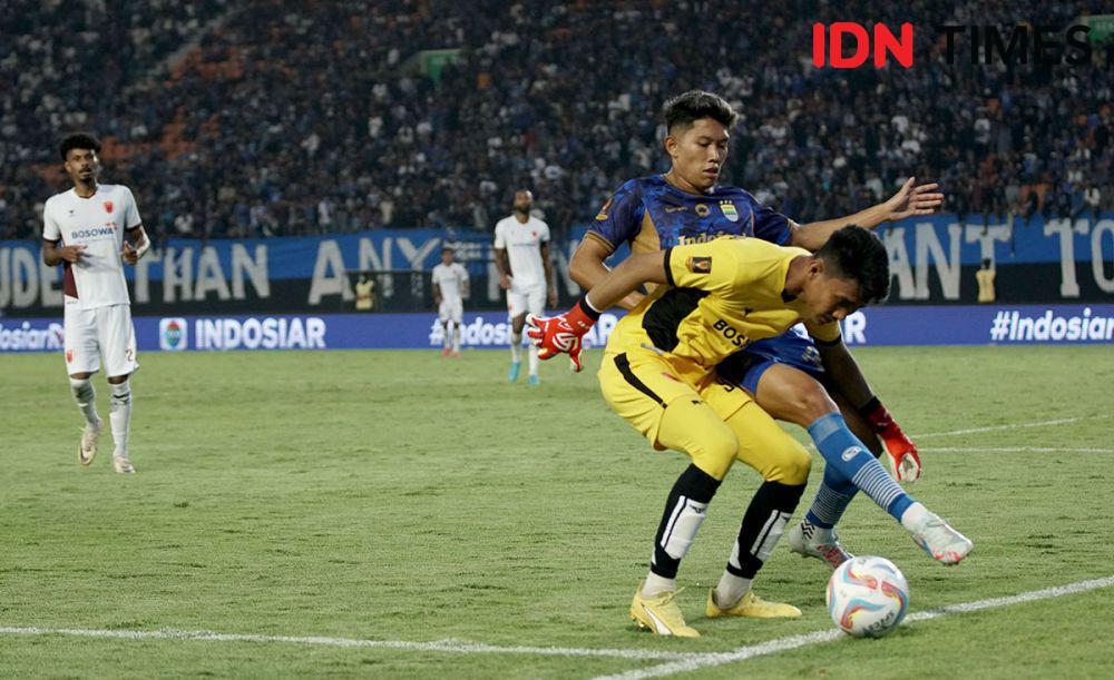 Persib Bandung menjamu PSM Makassar di Stadion Si Jalak Harupat, Kabupaten Bandung pada pembukaan Piala Presiden 2024, Jumat (19/7/2024). (IDN Times/Arifin Al Alamudi)
