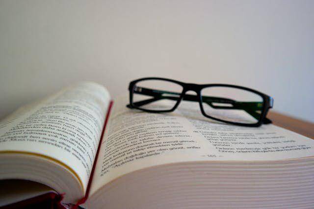 ilustrasi buku (pexels.com/ugurlu photographer)