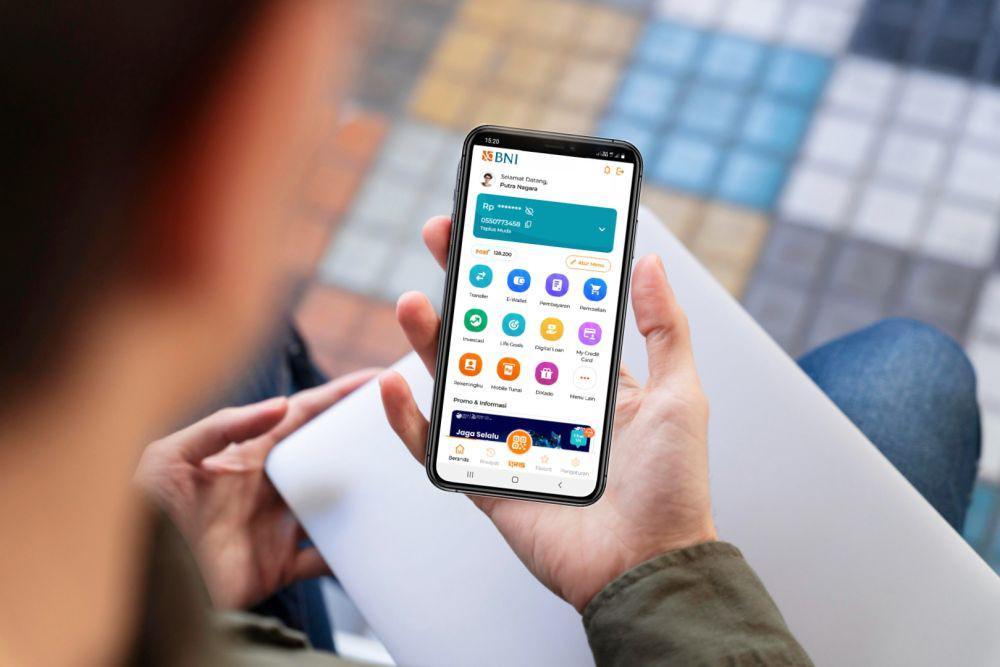 ilustrasi sedang membuka aplikasi BNI Mobile (Dok.BNI/Mockup Freepik)