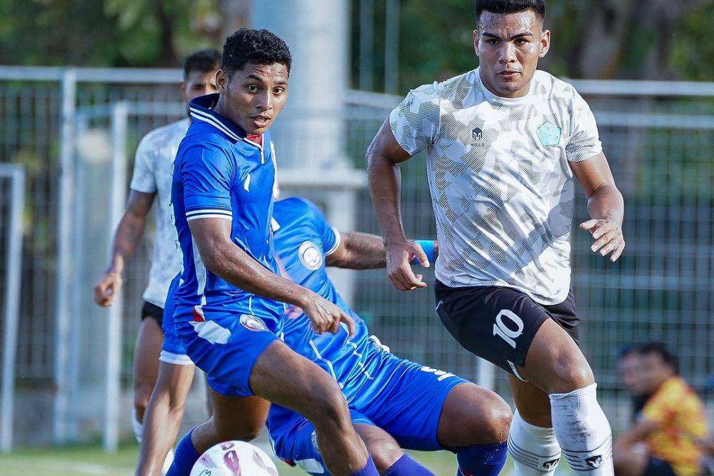 Salim Akbar Tuharea (kiri) (instagram.com/aremafcofficial)