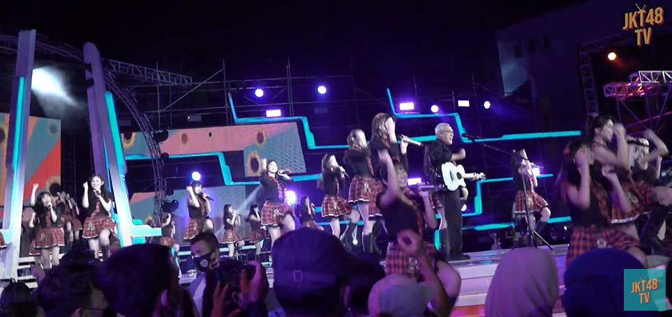 `JKT48 dan Iwan Fals (YouTube.com/JKT48 TV)