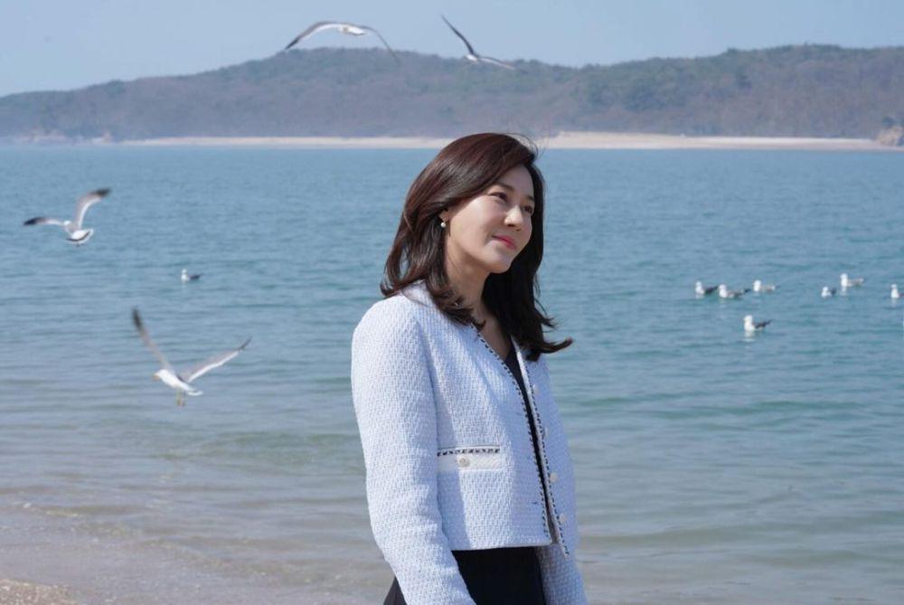 9 Potret Kim Ha Neul di Balik Layar Drakor Red Swan, Ternyata Seru!