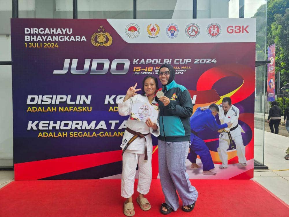 Winda Sinaga peraih perak di Kapolri Cup bersama manajer Misri Dewi (dok.PJSI Sumut)