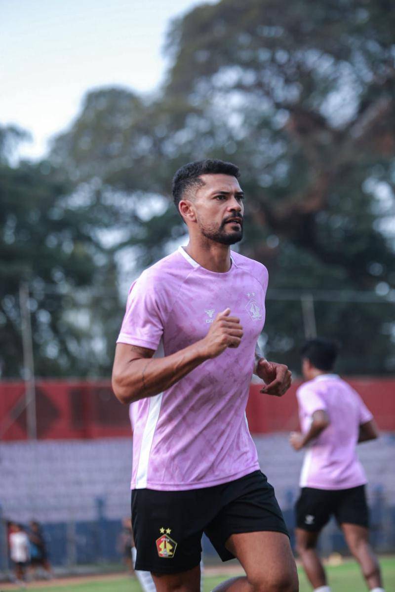 Bek asing Persik Kediri, Brendon Lucas saat berlatih. IDN Times/ istimewa