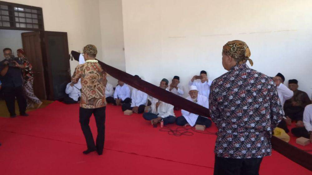 Tombak kyai upas saat dimasukkan kembali ke ruangan usai di jamas. IDN Times/ Bramanta Pamungkas