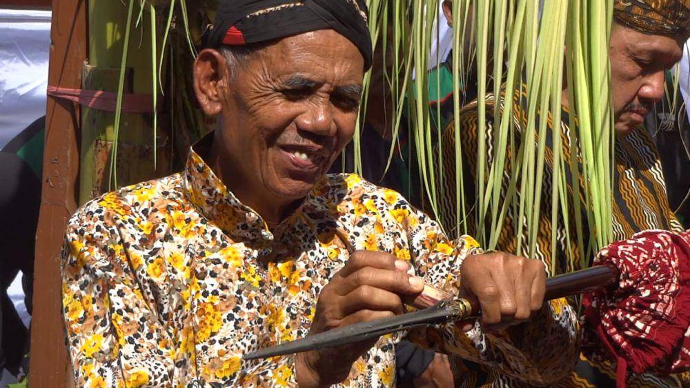 Prosesi jamasan tombak kyai upas, pusaka milik Kabupaten Tulungagung. IDN Times/ Bramanta Pamungkas