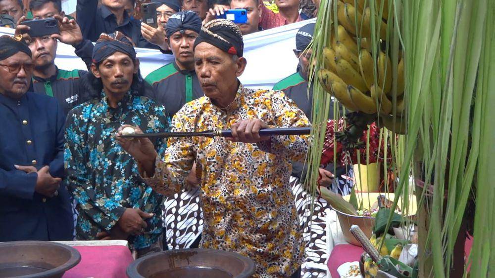 Prosesi jamasan tombak kyai upas, pusaka milik Kabupaten Tulungagung. IDN Times/ Bramanta Pamungkas