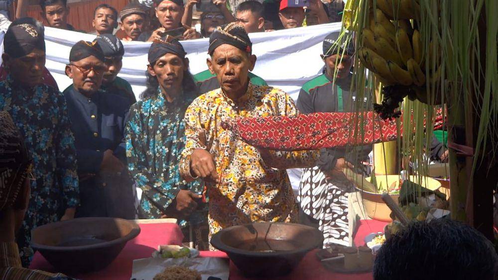 Prosesi jamasan tombak kyai upas, pusaka milik Kabupaten Tulungagung. IDN Times/ Bramanta Pamungkas