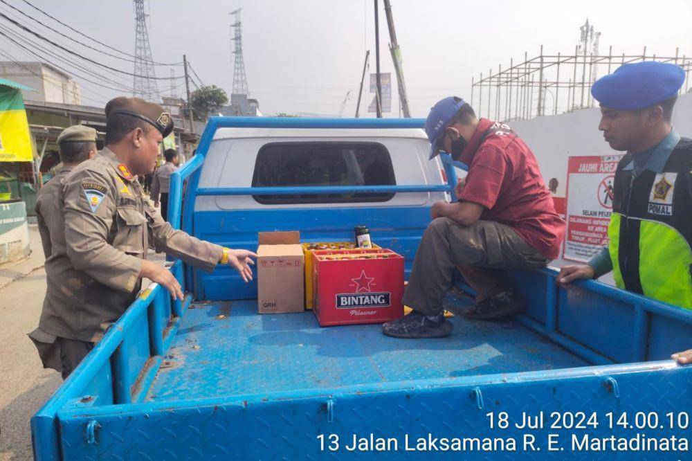 Satpol PP lakukan operasi miras. (dok. Satpol PP)