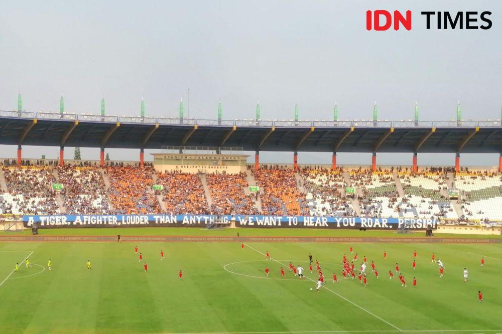 Momen 6 legenda Persib melawan 63 bocil dalam laga pembuka Piala Presiden 2024, di Stadion Si Jalak Harupat, Jumat (19/7/2024). (IDN Times/Tino)