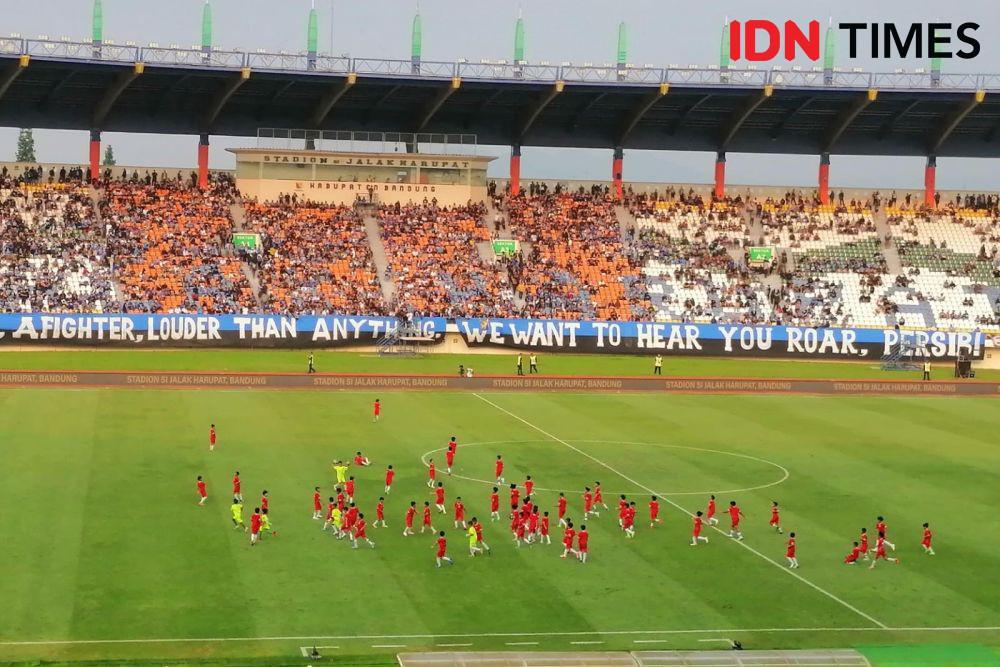 Momen 6 legenda Persib melawan 63 bocil dalam laga pembuka Piala Presiden 2024, di Stadion Si Jalak Harupat, Jumat (19/7/2024). (IDN Times/Tino)