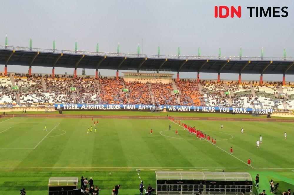 Momen 6 legenda Persib melawan 63 bocil dalam laga pembuka Piala Presiden 2024, di Stadion Si Jalak Harupat, Jumat (19/7/2024). (IDN Times/Tino)