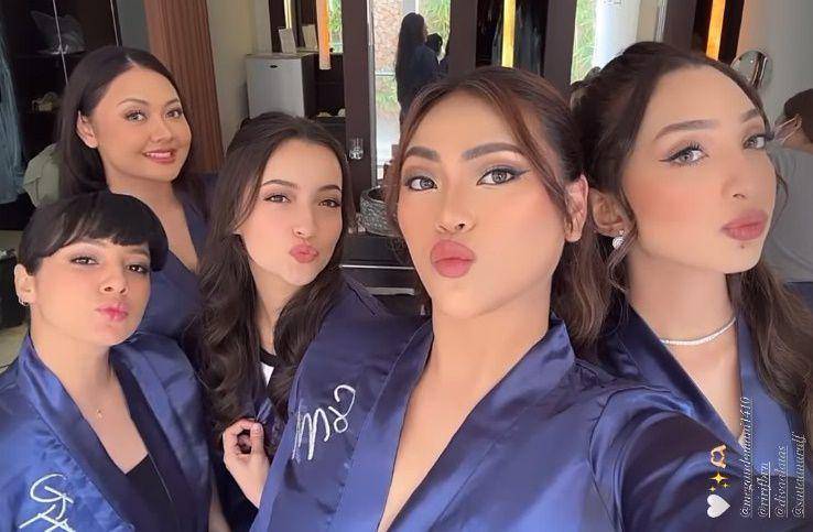 bridesmaid Salshabilla Adriani (instagram.com/megandomani1410)