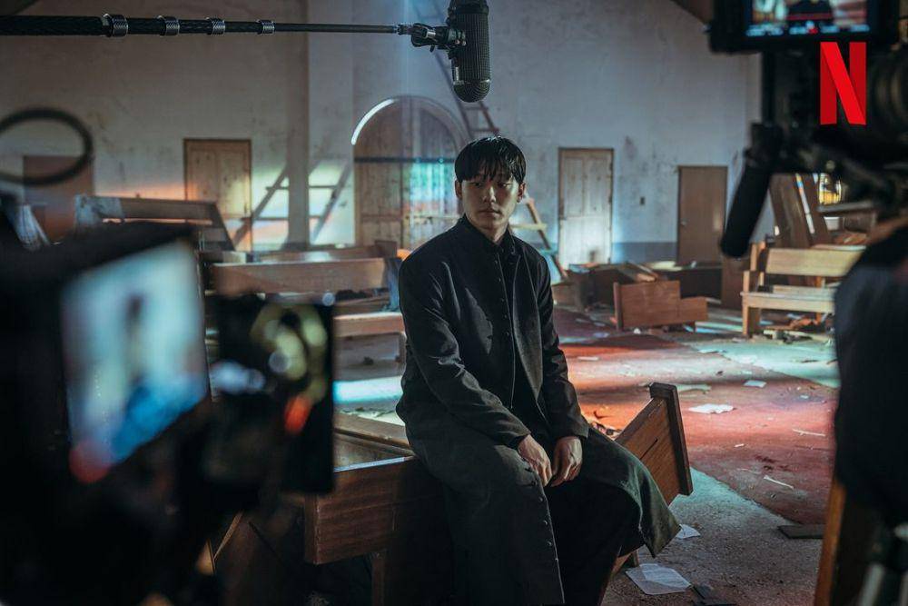 Lee Do Hyun di balik layar drama Sweet Home 3 (instagram.com/netflixkr)