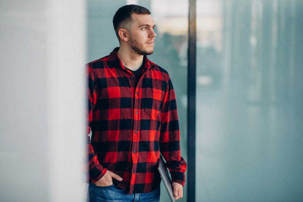 5 Rekomendasi Kemeja Flanel Lengan Panjang yang Nyaman dan Stylish