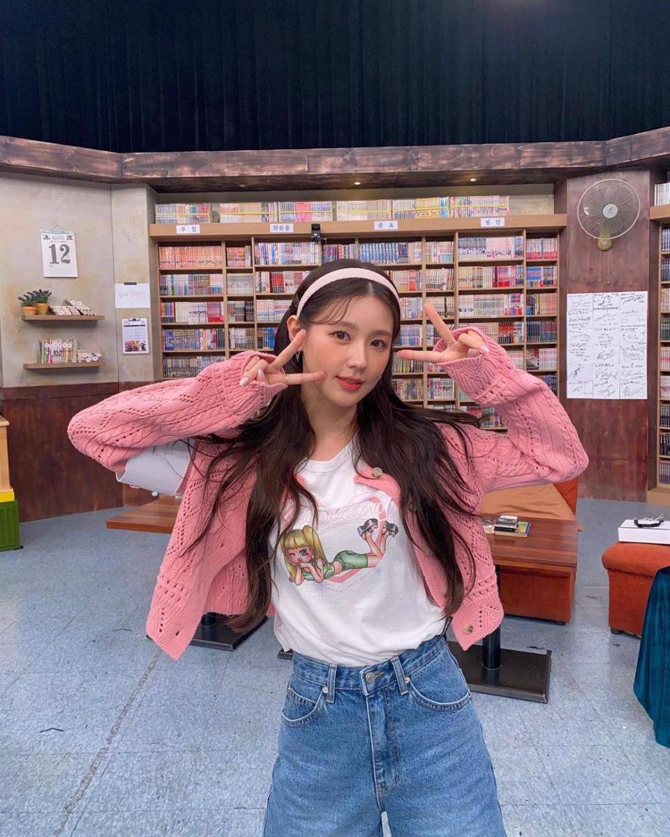 ide mix and match cardigan ala miyeon (G)I-DLE (instagram.com/noodle.zip)