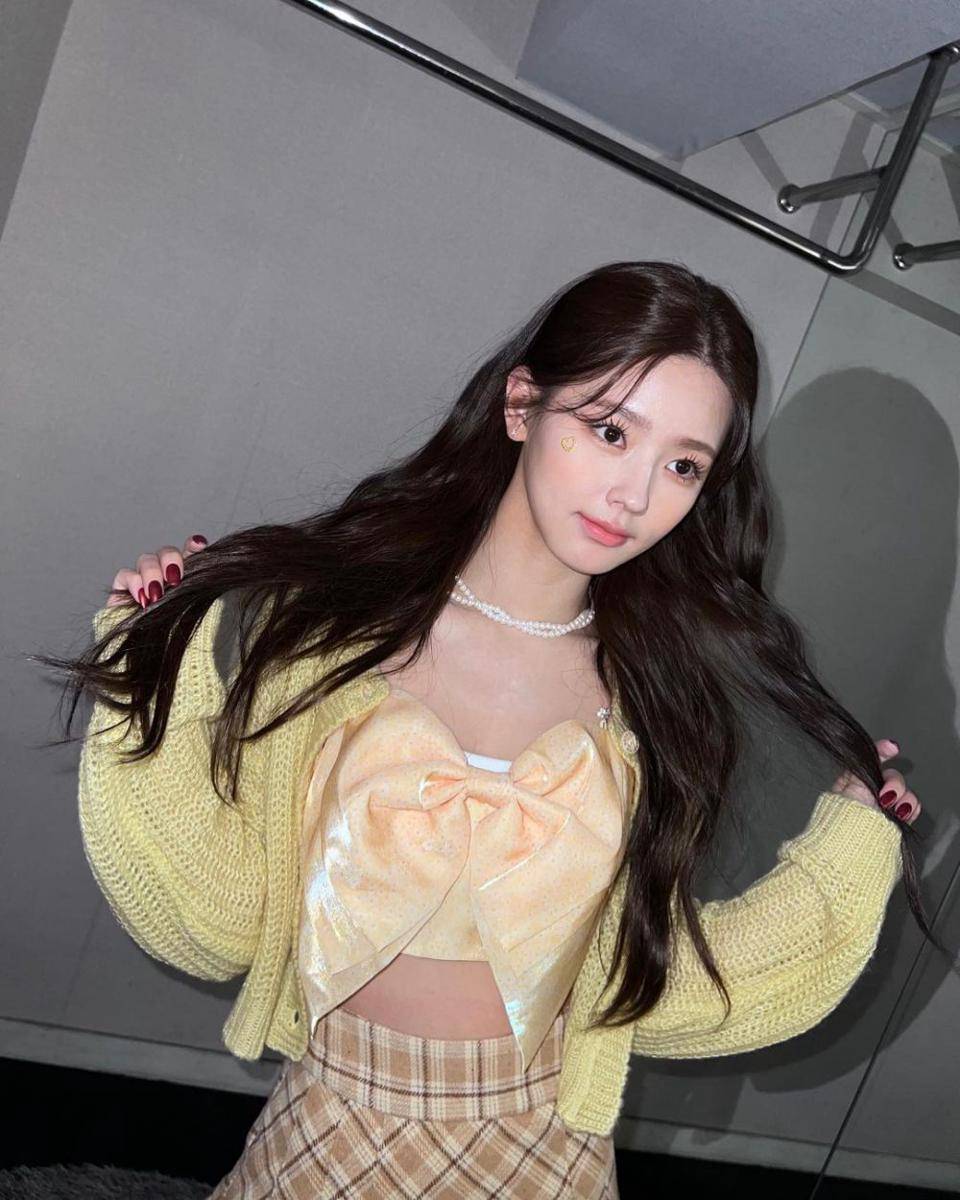 ide mix and match cardigan ala miyeon (G)I-DLE (instagram.com/noodle.zip)