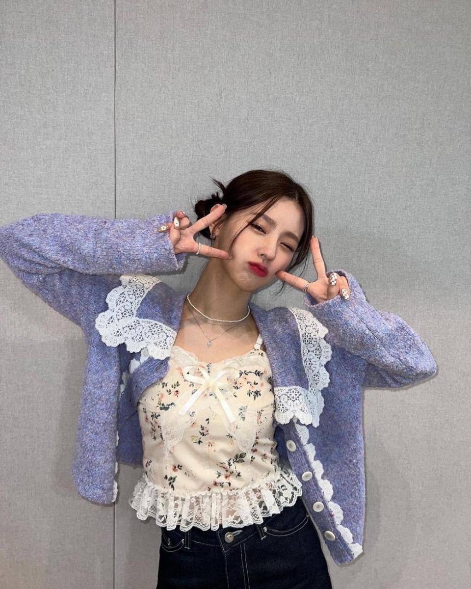 ide mix and match cardigan ala miyeon (G)I-DLE (instagram.com/noodle.zip)