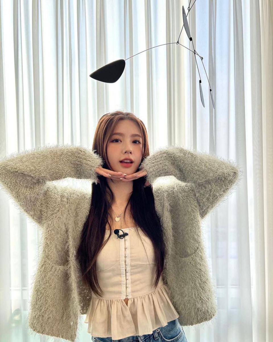 ide mix and match cardigan ala miyeon (G)I-DLE (instagram.com/noodle.zip)