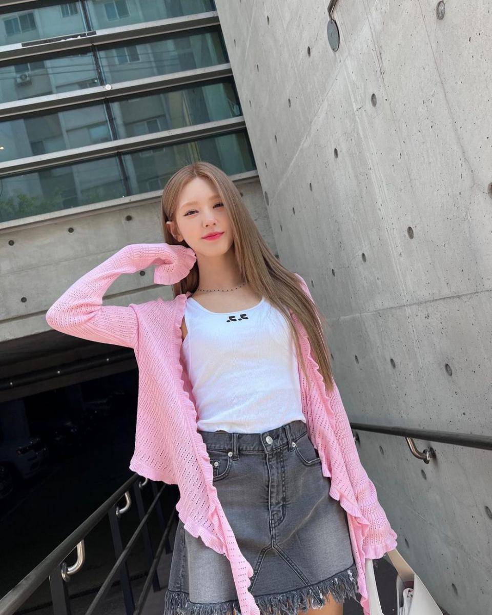 ide mix and match cardigan ala miyeon (G)I-DLE (instagram.com/noodle.zip)