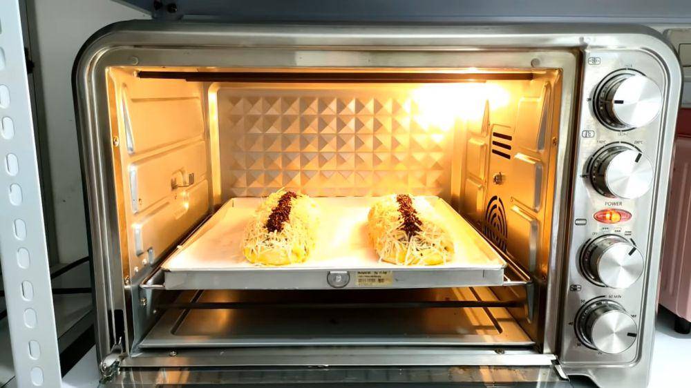ilustrasi proses peng-ovenan strudel pisang (youtube.com/CR COOK)