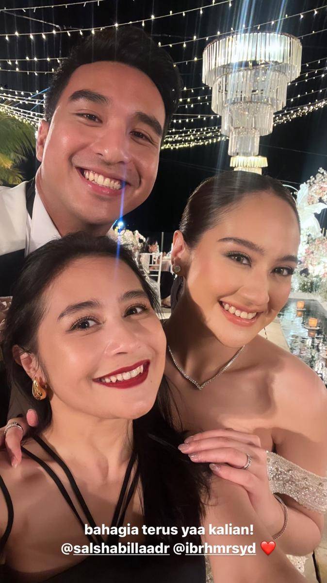potret tamu artis di resepsi pernikahan Salshabilla Adriani (instagram.com/prillylatuconsina96)