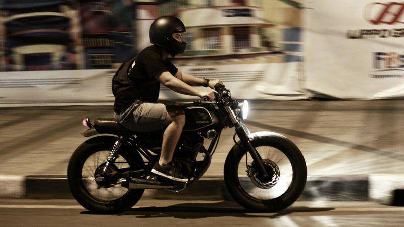 ilustrasi mengendarai motor (unsplash.com/Bayu Rivaldy)