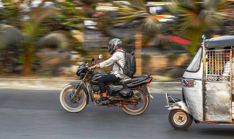 ilustrasi mengendarai motor (unsplash.com/Bornil Amin)