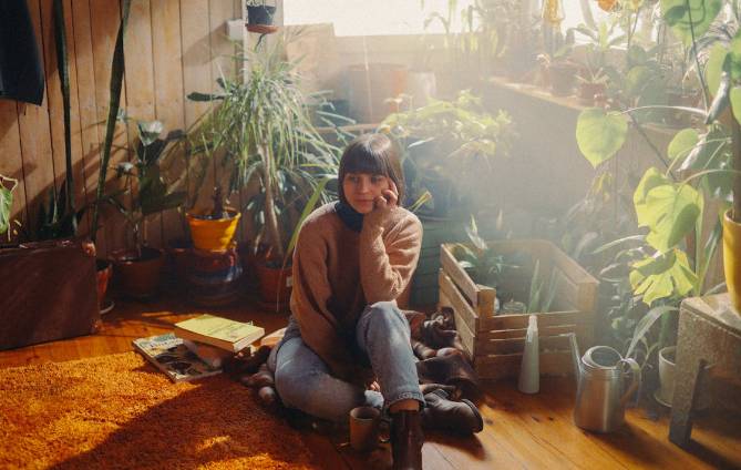 ilustrasi wanita berada dalam ruangan dipenuhi tanaman (pexels.com/koolshooters)
