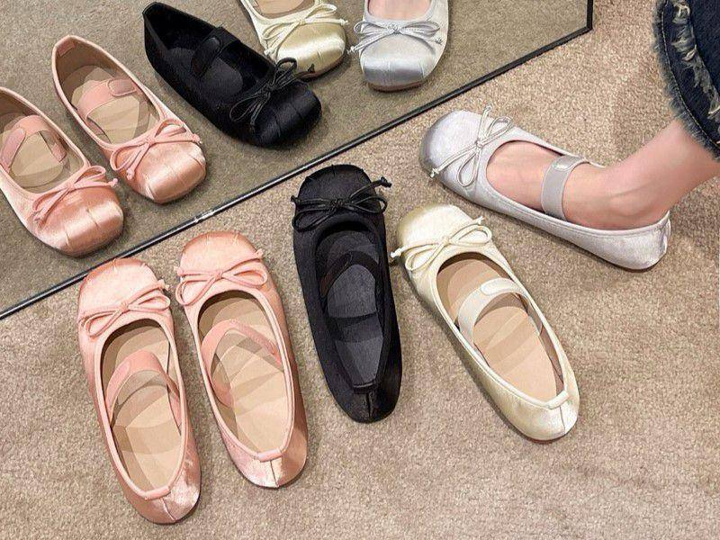 ilustrasi flat shoes dengan aksen pita (shopee.com/Cozy Style Fashion)