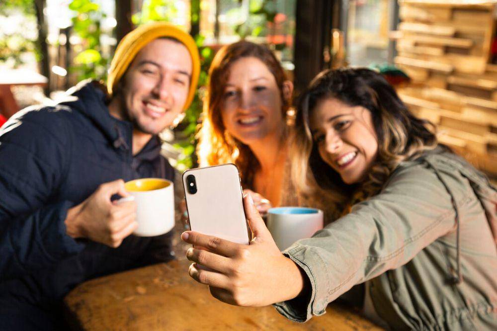 ilustrasi foto bersama di kafe (freepik.com/freepik)