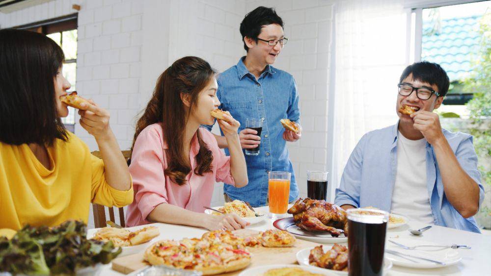 Ilustrasi makan bersama keluarga (freepik.com/tirachardz)