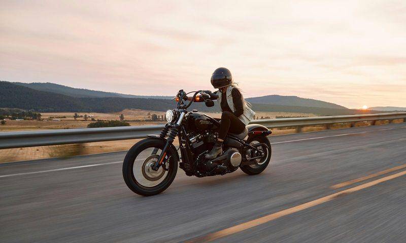 ilustrasi mengendarai motor (unsplash.com/Harley-Davidson)