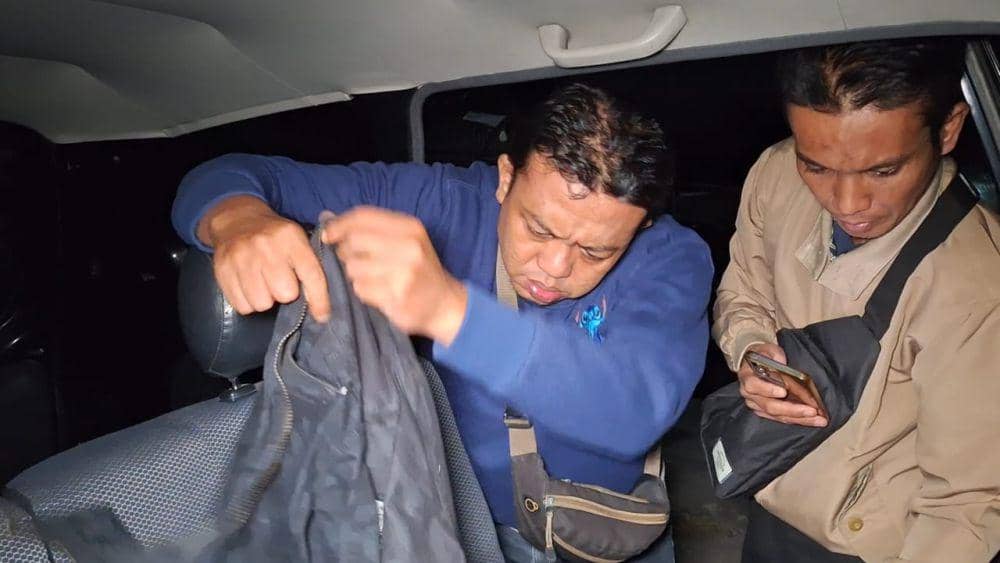 Dalam mobil ditemukan topi sekolah, ijazah perguruan tinggi hingga jam tangan perempuan. IDN Times/ Riyanto.